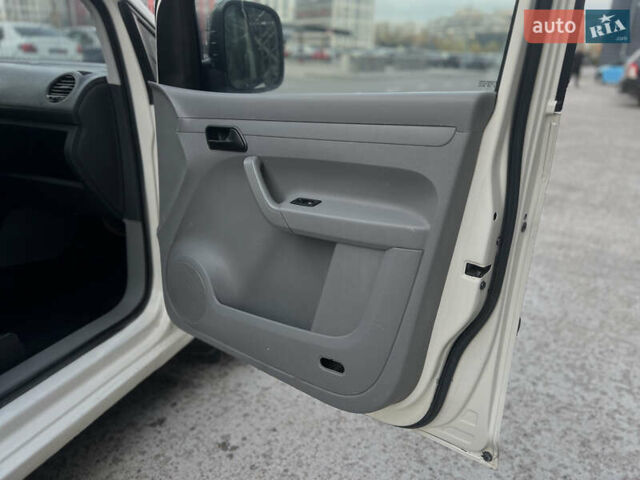 Белый Фольксваген Кадди, объемом двигателя 2 л и пробегом 225 тыс. км за 4950 $, фото 32 на Automoto.ua