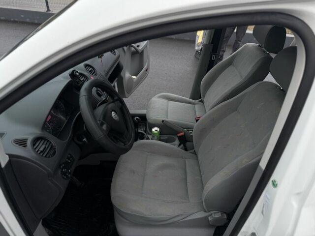 Белый Фольксваген Кадди, объемом двигателя 2 л и пробегом 300 тыс. км за 4950 $, фото 13 на Automoto.ua