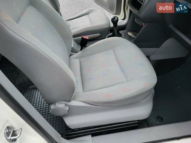 Белый Фольксваген Кадди, объемом двигателя 1.9 л и пробегом 226 тыс. км за 6600 $, фото 71 на Automoto.ua