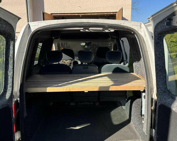 Белый Фольксваген Кадди, объемом двигателя 1.4 л и пробегом 204 тыс. км за 5400 $, фото 9 на Automoto.ua