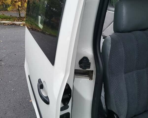 Белый Фольксваген Кадди, объемом двигателя 1.9 л и пробегом 226 тыс. км за 6600 $, фото 90 на Automoto.ua