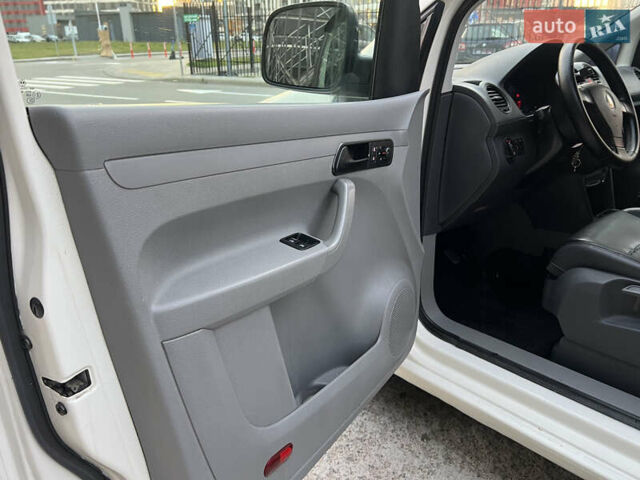 Белый Фольксваген Кадди, объемом двигателя 2 л и пробегом 225 тыс. км за 4950 $, фото 57 на Automoto.ua