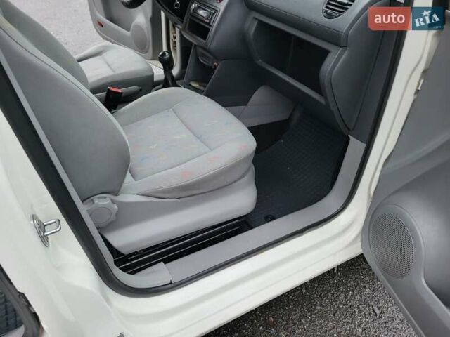 Белый Фольксваген Кадди, объемом двигателя 1.9 л и пробегом 226 тыс. км за 6600 $, фото 67 на Automoto.ua