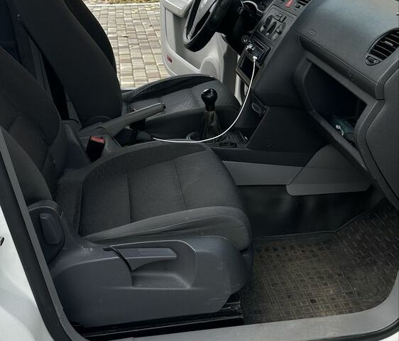 Белый Фольксваген Кадди, объемом двигателя 1.9 л и пробегом 207 тыс. км за 5500 $, фото 3 на Automoto.ua