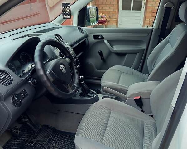 Белый Фольксваген Кадди, объемом двигателя 2 л и пробегом 220 тыс. км за 6200 $, фото 4 на Automoto.ua