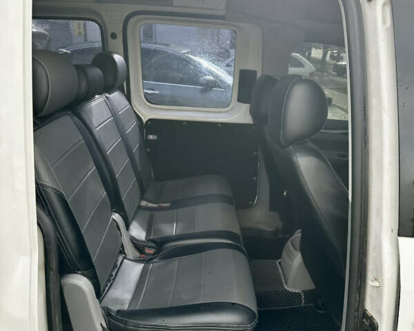 Белый Фольксваген Кадди, объемом двигателя 1.6 л и пробегом 295 тыс. км за 4200 $, фото 6 на Automoto.ua