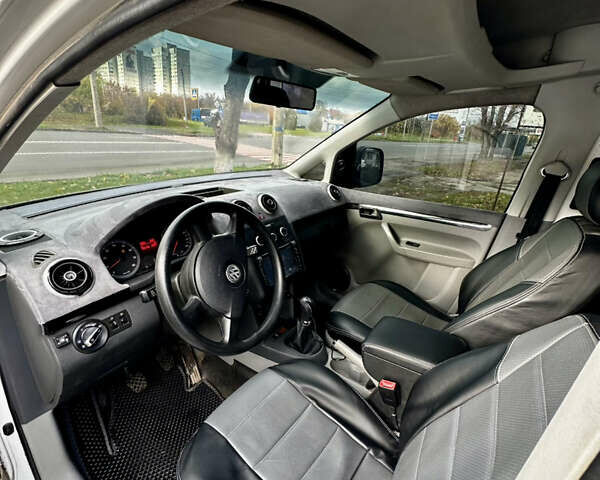 Белый Фольксваген Кадди, объемом двигателя 1.6 л и пробегом 295 тыс. км за 4200 $, фото 11 на Automoto.ua
