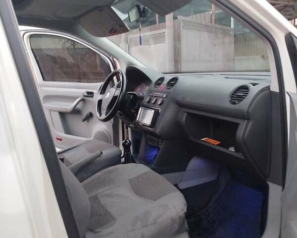 Белый Фольксваген Кадди, объемом двигателя 1.97 л и пробегом 380 тыс. км за 5500 $, фото 5 на Automoto.ua