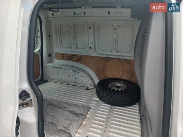 Белый Фольксваген Кадди, объемом двигателя 1.9 л и пробегом 413 тыс. км за 4200 $, фото 11 на Automoto.ua