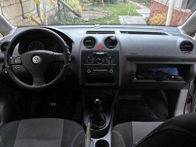 Белый Фольксваген Кадди, объемом двигателя 2 л и пробегом 283 тыс. км за 5300 $, фото 3 на Automoto.ua