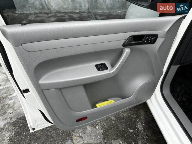 Білий Фольксваген Кадді, об'ємом двигуна 1.6 л та пробігом 202 тис. км за 6400 $, фото 15 на Automoto.ua
