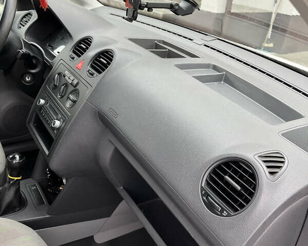 Белый Фольксваген Кадди, объемом двигателя 1.9 л и пробегом 172 тыс. км за 8200 $, фото 3 на Automoto.ua