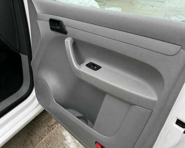 Белый Фольксваген Кадди, объемом двигателя 1.9 л и пробегом 172 тыс. км за 8200 $, фото 4 на Automoto.ua