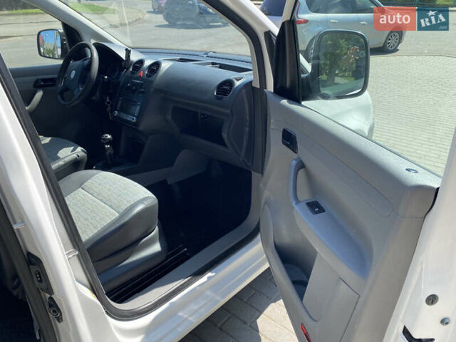 Белый Фольксваген Кадди, объемом двигателя 2 л и пробегом 400 тыс. км за 7200 $, фото 3 на Automoto.ua