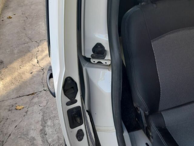 Білий Фольксваген Кадді, об'ємом двигуна 1.9 л та пробігом 249 тис. км за 6300 $, фото 6 на Automoto.ua