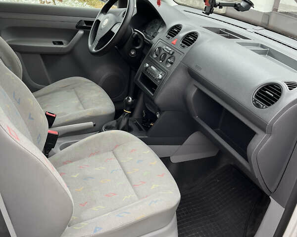 Белый Фольксваген Кадди, объемом двигателя 1.9 л и пробегом 172 тыс. км за 8200 $, фото 5 на Automoto.ua