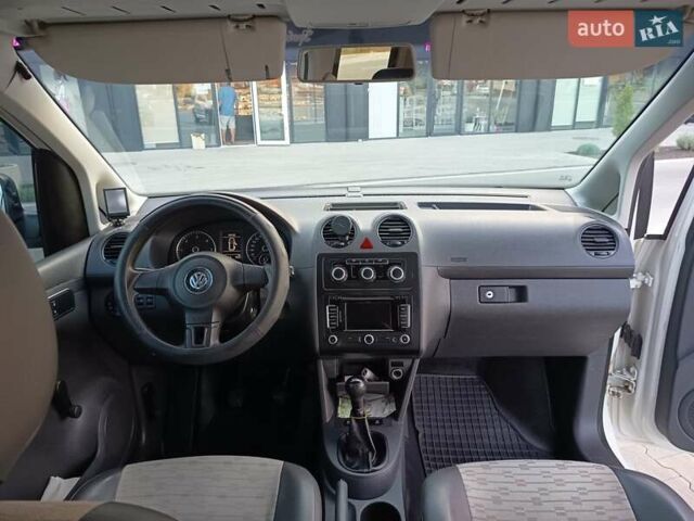 Белый Фольксваген Кадди, объемом двигателя 1.6 л и пробегом 247 тыс. км за 9500 $, фото 3 на Automoto.ua