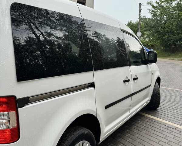 Белый Фольксваген Кадди, объемом двигателя 2 л и пробегом 217 тыс. км за 6500 $, фото 2 на Automoto.ua