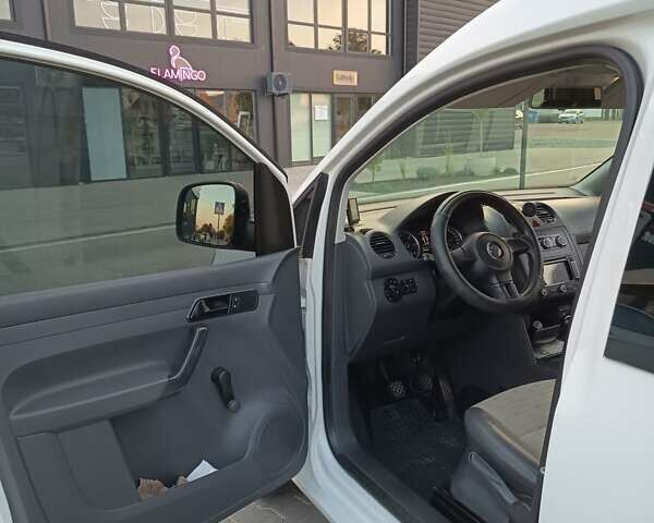 Белый Фольксваген Кадди, объемом двигателя 1.6 л и пробегом 247 тыс. км за 9500 $, фото 1 на Automoto.ua