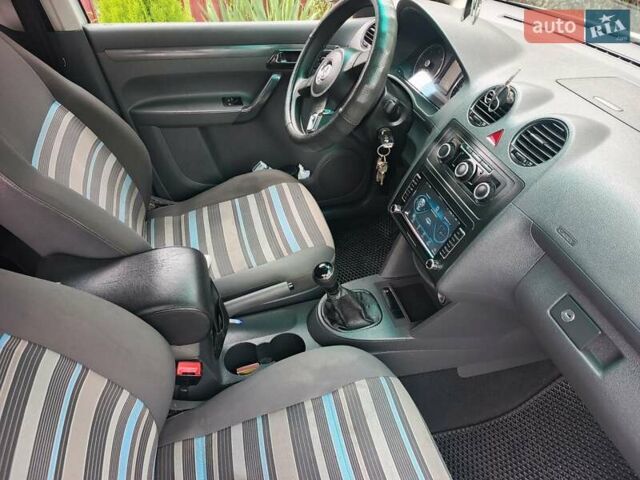 Белый Фольксваген Кадди, объемом двигателя 1.6 л и пробегом 285 тыс. км за 9300 $, фото 3 на Automoto.ua