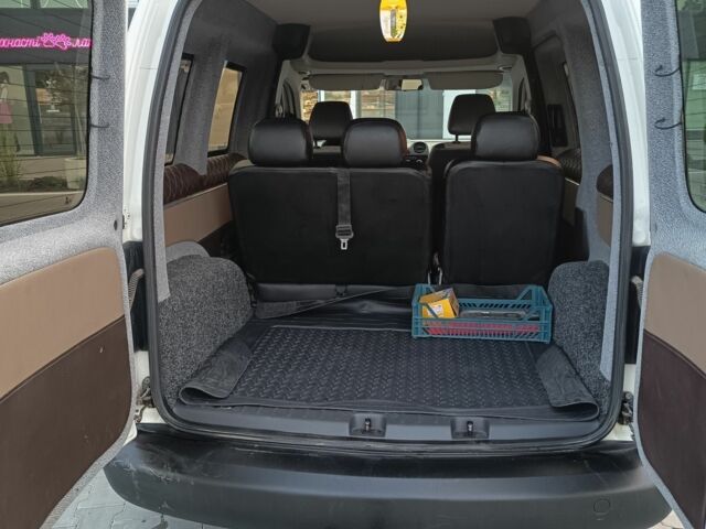 Белый Фольксваген Кадди, объемом двигателя 1.6 л и пробегом 247 тыс. км за 9500 $, фото 6 на Automoto.ua