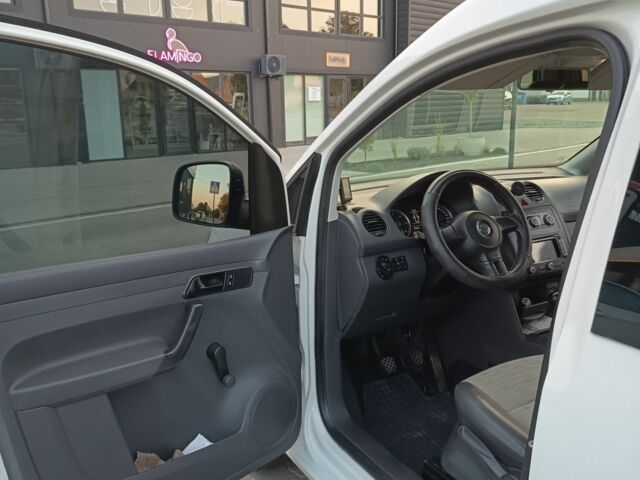 Белый Фольксваген Кадди, объемом двигателя 1.6 л и пробегом 247 тыс. км за 9500 $, фото 2 на Automoto.ua