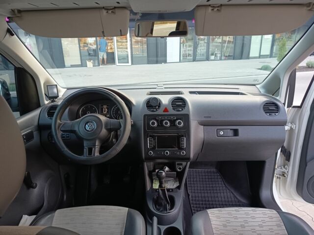 Белый Фольксваген Кадди, объемом двигателя 1.6 л и пробегом 247 тыс. км за 9500 $, фото 4 на Automoto.ua