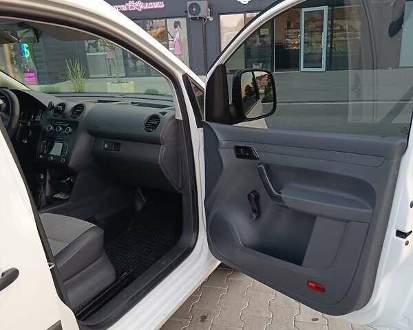 Белый Фольксваген Кадди, объемом двигателя 1.6 л и пробегом 247 тыс. км за 9500 $, фото 2 на Automoto.ua