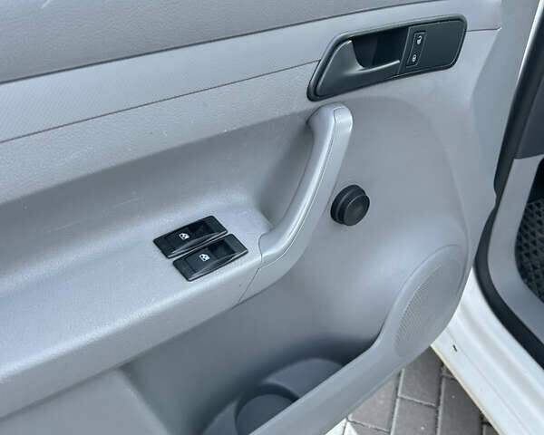 Белый Фольксваген Кадди, объемом двигателя 0 л и пробегом 199 тыс. км за 8500 $, фото 7 на Automoto.ua