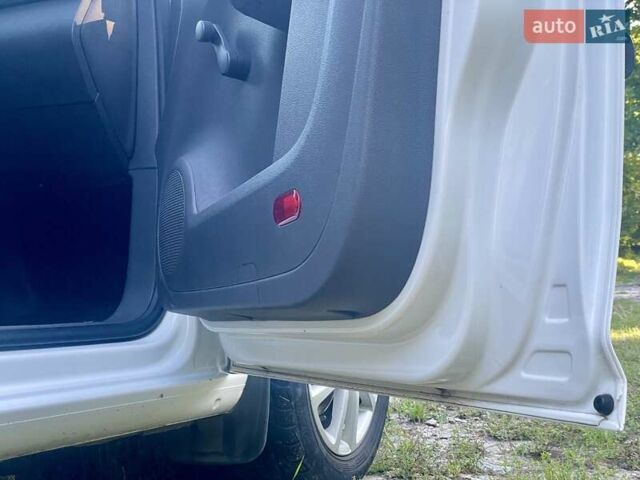 Белый Фольксваген Кадди, объемом двигателя 1.2 л и пробегом 245 тыс. км за 7800 $, фото 6 на Automoto.ua