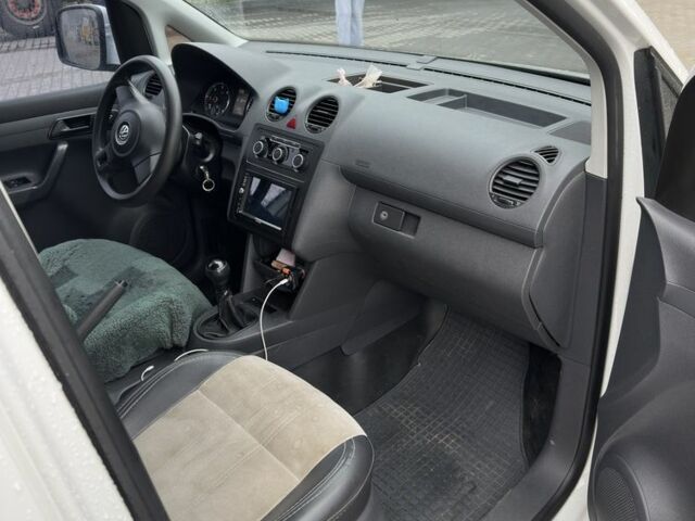 Белый Фольксваген Кадди, объемом двигателя 1.6 л и пробегом 192 тыс. км за 8300 $, фото 4 на Automoto.ua