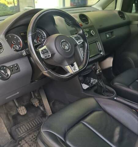 Белый Фольксваген Кадди, объемом двигателя 1.6 л и пробегом 153 тыс. км за 10500 $, фото 1 на Automoto.ua