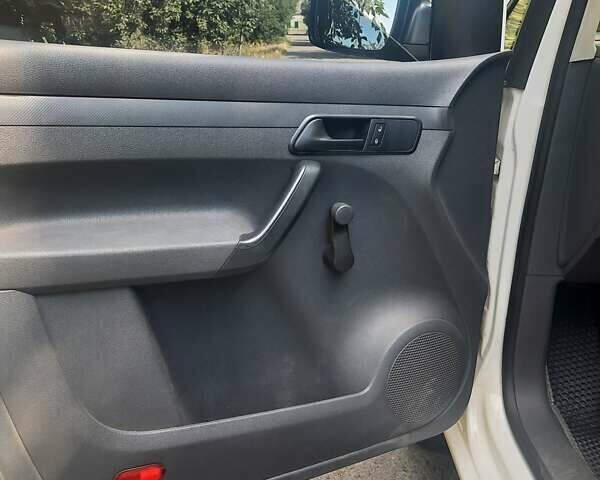 Білий Фольксваген Кадді, об'ємом двигуна 1.6 л та пробігом 88 тис. км за 10000 $, фото 9 на Automoto.ua