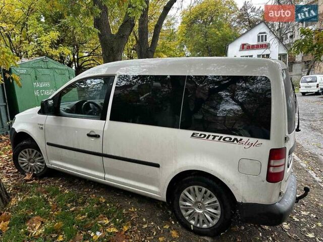 Белый Фольксваген Кадди, объемом двигателя 1.6 л и пробегом 260 тыс. км за 10000 $, фото 3 на Automoto.ua