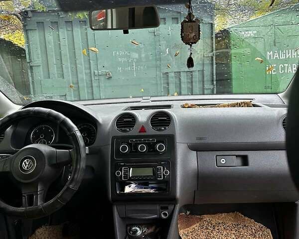 Белый Фольксваген Кадди, объемом двигателя 1.6 л и пробегом 260 тыс. км за 10000 $, фото 2 на Automoto.ua