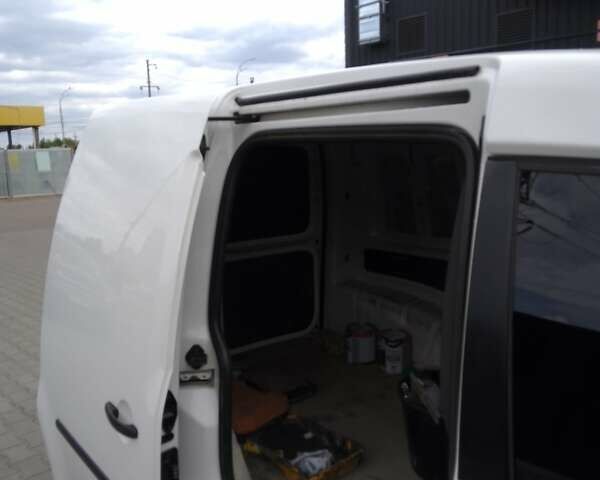 Белый Фольксваген Кадди, объемом двигателя 1.2 л и пробегом 207 тыс. км за 5280 $, фото 2 на Automoto.ua