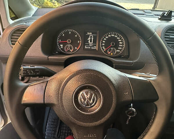 Белый Фольксваген Кадди, объемом двигателя 1.6 л и пробегом 268 тыс. км за 10199 $, фото 5 на Automoto.ua