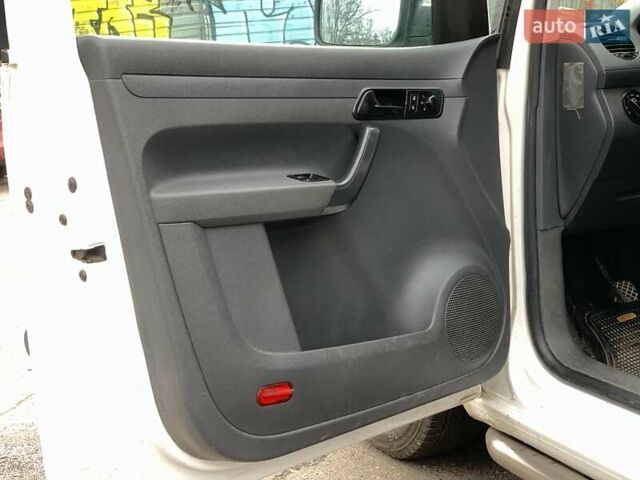 Белый Фольксваген Кадди, объемом двигателя 2 л и пробегом 195 тыс. км за 8630 $, фото 48 на Automoto.ua