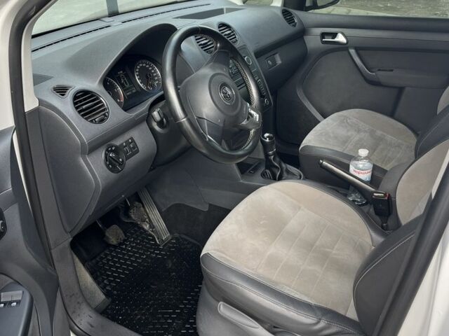 Білий Фольксваген Кадді, об'ємом двигуна 1.6 л та пробігом 138 тис. км за 10100 $, фото 7 на Automoto.ua