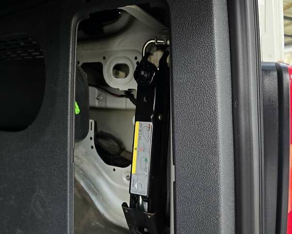 Білий Фольксваген Кадді, об'ємом двигуна 1.6 л та пробігом 243 тис. км за 9500 $, фото 31 на Automoto.ua