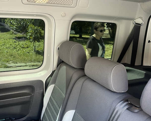 Белый Фольксваген Кадди, объемом двигателя 1.6 л и пробегом 348 тыс. км за 13700 $, фото 19 на Automoto.ua