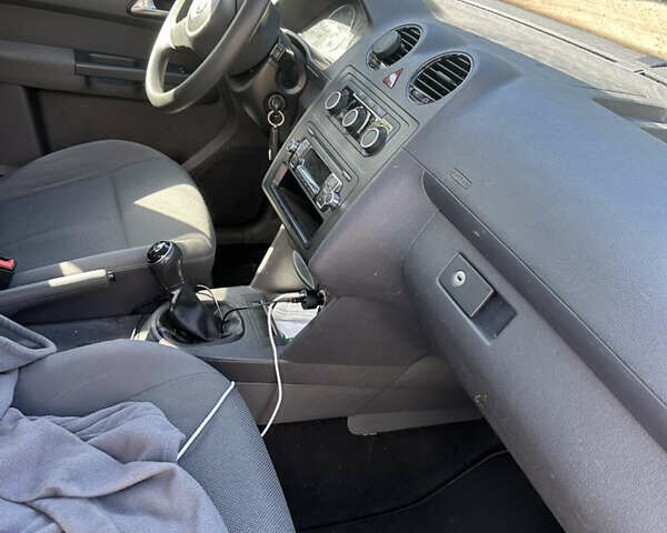 Білий Фольксваген Кадді, об'ємом двигуна 1.6 л та пробігом 286 тис. км за 10500 $, фото 32 на Automoto.ua