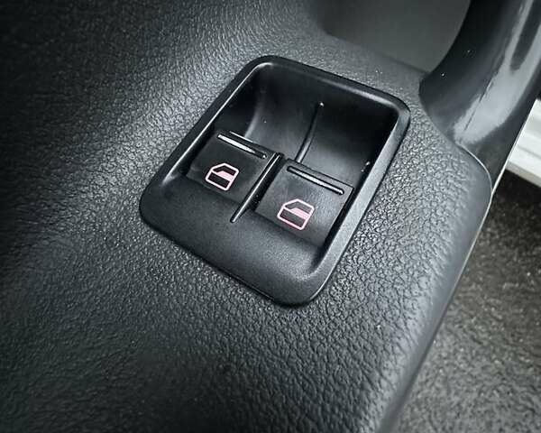 Белый Фольксваген Кадди, объемом двигателя 2 л и пробегом 400 тыс. км за 8800 $, фото 10 на Automoto.ua