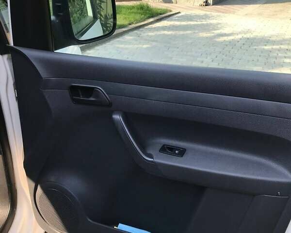 Білий Фольксваген Кадді, об'ємом двигуна 1.6 л та пробігом 252 тис. км за 8350 $, фото 7 на Automoto.ua