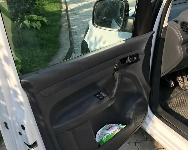 Білий Фольксваген Кадді, об'ємом двигуна 1.6 л та пробігом 252 тис. км за 8350 $, фото 6 на Automoto.ua