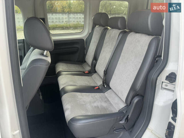 Белый Фольксваген Кадди, объемом двигателя 1.6 л и пробегом 227 тыс. км за 12800 $, фото 28 на Automoto.ua