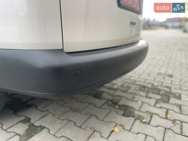 Білий Фольксваген Кадді, об'ємом двигуна 1.6 л та пробігом 194 тис. км за 11800 $, фото 4 на Automoto.ua