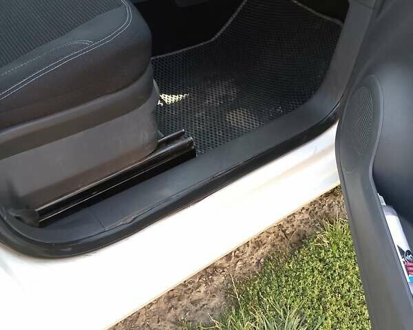 Фольксваген Кадди 2013 в Полтаве на Automoto.ua Белый Фольксваген Кадди, объемом двигателя 1.6 л и пробегом 151 тыс. км за 10500 $, фото 3 на Automoto.ua