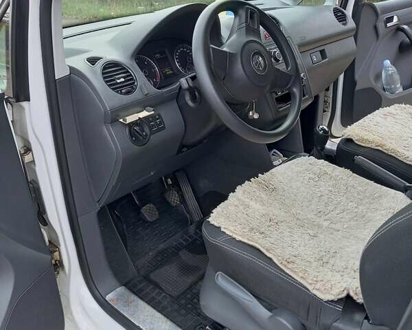 Білий Фольксваген Кадді, об'ємом двигуна 1.6 л та пробігом 182 тис. км за 12500 $, фото 13 на Automoto.ua