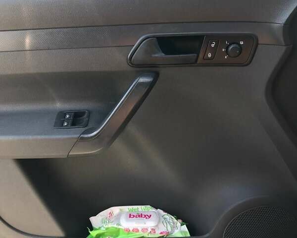 Білий Фольксваген Кадді, об'ємом двигуна 1.6 л та пробігом 252 тис. км за 8350 $, фото 4 на Automoto.ua